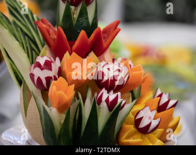 Ein Koch zeigt Melone Carving an Bord Brittania Stockfoto