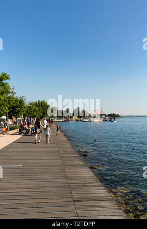 BARDOLINO. Italien - 4. Mai 2016: Menschen auf der Promenade von Bardolino und Garda, Italien Stockfoto