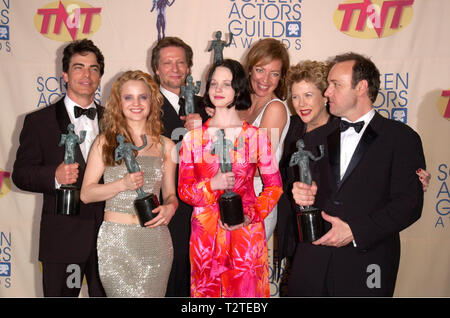 LOS ANGELES, Ca. März 12, 2000: "Sterne American Beauty' PETER GALLAGHER (links), Mena Suvari, Chris Cooper, Thora Birch, Allison Janney, Annette Bening & KEVIN SPACEY an der 6. jährlichen Screen Actors Guild Awards in Los Angeles. © Paul Smith/Featureflash Stockfoto