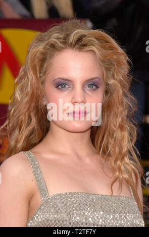 LOS ANGELES, Ca. März 12, 2000: "American Beauty"-Star MENA SUVARI an der 6. jährlichen Screen Actors Guild Awards in Los Angeles. © Paul Smith/Featureflash Stockfoto