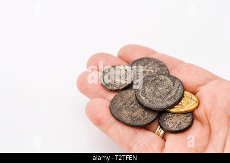 Hand mit einer Sammlung von alten römischen Münzen Stockfoto