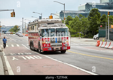 New York, USA - 28. Juni 2018: New York City Feuerwehr Rettung Lkw auf einer Straße von Manhattan. Stockfoto