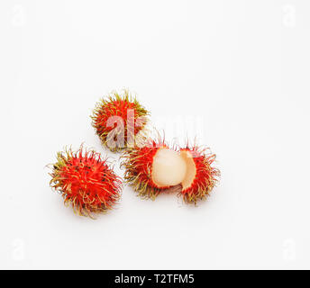 Drei Rambutan, öffnen. Köstliche asiatische süße Frucht schmeckt ein bisschen wie Litschi. Den Namen rambutan ist vom malaiischen Wort "rambut" Bedeutung ha abgeleitet Stockfoto