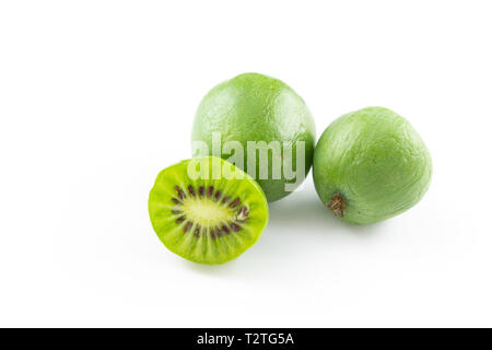 Zusammensetzung von frischem hardy Kiwis auf weiß Kopie Raum isoliert Stockfoto