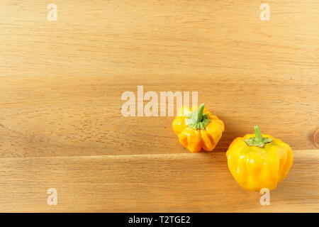 Zusammensetzung von frischem Gelb scotch bonnet chili peppers auf einem Holzbrett mit Kopie Raum Stockfoto