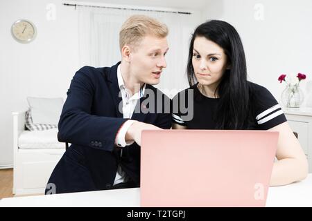 Vorgesetzten arbeitet mit unterordnen. Blonder Mann mit schwarzen behaarte Frau, emotional diskutieren Stockfoto