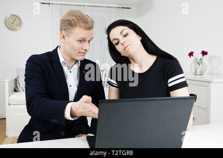 Vorgesetzten arbeitet mit unterordnen. Blonder Mann in Frage Frau nicht das Gefühl Verantwortung Stockfoto