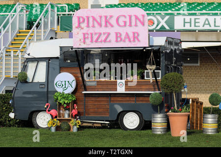 Pink Gin Fizz Mobile Catering Bars, Vintage Bar Box Pimms Miete Food Truck Catering, Catering Buffet, Food Trucks, Randox Grand National Event, Liverpool, Großbritannien Stockfoto