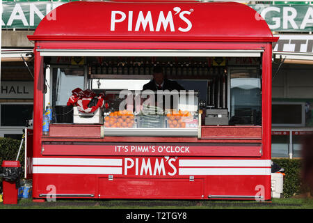 Red Pimm's Mobile Catering Bars, Vintage Bar Box Pimms Hire Food Truck Catering, Catering Buffet, Food Trucks, Randox Grand National Event, Aintree, Liverpool, Großbritannien Stockfoto