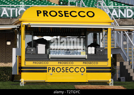 Prosecco Wine Mobile Catering Bars, Vintage Bar Box Pimms Miete Food Truck Catering, Catering Buffet, Food Trucks, Randox Grand National Event, Aintree, Liverpool, Großbritannien Stockfoto