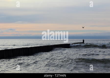 Die Leiste an der Ostsee Strand von Ustronie Morskie, Polen in der Abenddämmerung Stockfoto