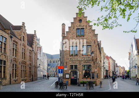 Brügge, Belgien - 15 April, 2017: Typisch Flämische Haus in der mittelalterlichen Stadt Brügge, Belgien. Stockfoto