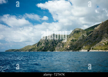 Italien, Kampanien, Cilento Nationalpark, Masseta und Infreschi Marine Protected Area, Sea Cliff Stockfoto