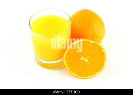 Zusammensetzung aus einem Glas Orangensaft und frische orange Früchte auf weißem Hintergrund Stockfoto