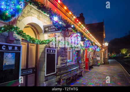 Nacht geschossen von Vintage Bahnhofsgebäude, Highley (auf den Severn Valley Railway Line) beleuchtet und für die festliche Weihnachtszeit dekoriert. Stockfoto