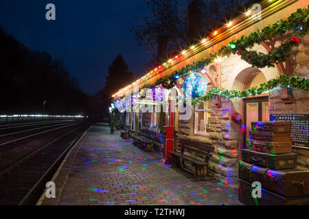 Nacht geschossen von Vintage Bahnhofsgebäude an Highley (Severn Valley Railway Line) beleuchtet und für die festliche Weihnachtszeit dekoriert. Stockfoto