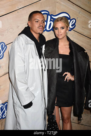 Los Angeles, Kalifornien, USA. 03 Apr, 2019. LOS ANGELES, Ca - April 03: Evan Ross (L) und Ashlee Simpson die Einführung der Frische feiern von Febreze bei Poppy am 3. April 2019 in Los Angeles, Kalifornien. Quelle: Jeffrey Mayer/Alamy leben Nachrichten Stockfoto