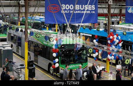 Lancaster, USA. 3 Apr, 2019. Menschen nehmen an der 300. BYD electric Bus offline Zeremonie in Lancaster, Los Angeles County, USA, 3. April 2019. Chinas führende elektrische Automobilhersteller BYD sagte am Mittwoch, dass es wurde die 300. Bus auf seiner Lancaster Werk im US-Bundesstaat Kalifornien gerollt, einen Meilenstein für die Produktion. Die 300. Bus, ein 35-Fuß-BYD K9S Modell Transit Bus, ist einer von drei für die Capital Area Transit System von Baton Rouge gebaut, der Hauptstadt des US-Bundesstaates Louisiana, teilte das Unternehmen in einer Pressemitteilung. Credit: Li Ying/Xinhua/Alamy leben Nachrichten Stockfoto