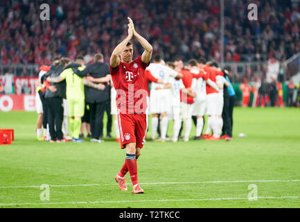 München, Deutschland. 03 Apr, 2019. Robert Lewandowski, FCB 9 nach dem Spiel FC BAYERN MÜNCHEN - 1.FC HEIDENHEIM DFB-Pokal, DFB-Pokal, München, April 03, 2019 Saison 2018/2019, Fussball, München Quelle: Peter Schatz/Alamy leben Nachrichten Stockfoto