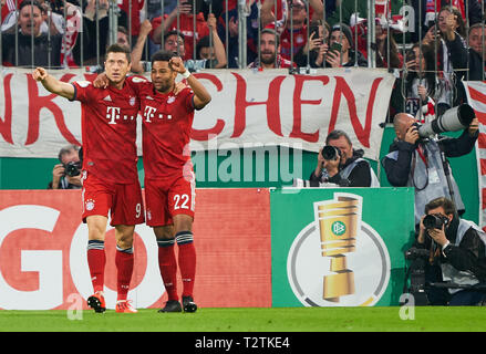 München, Deutschland. 03 Apr, 2019. Robert Lewandowski, FCB 9 feiert sein Ziel für, glücklich, Lachen, feiern, 2-1 Serge GNABRY, FCB 22 FC BAYERN MÜNCHEN - 1.FC Heidenheim 5-4 DFB-Pokal, DFB-Pokal, München, April 03, 2019 Saison 2018/2019, Fussball, München, Viertelfinale, Viertelfinale © Peter Schatz/Alamy leben Nachrichten Stockfoto