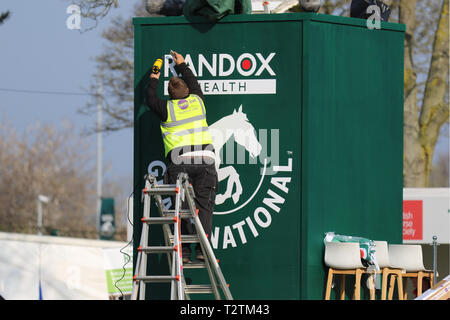 Aintree, Liverpool. 4. April 2019. Letzte Vorbereitungen auf Aintree Randox Gesundheit Tag der Eröffnung. Last minute Anpassungen die Vorbereitungen für den Start des dreitägigen horse racing Festival. Kredit. MWI/AlamyLiveNews Stockfoto