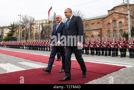 Sofia, Bulgarien. 04 Apr, 2019. Präsident Frank-Walter Steinmeier (l) ist mit militärischen Ehren durch Pansen Radew, Präsident von Bulgarien begrüßt. Präsident Steinmeier ist zu einem zweitaegigen Besuch in Bulgarien. Quelle: Bernd von Jutrczenka/dpa/Alamy leben Nachrichten Stockfoto