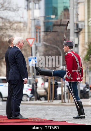 Sofia, Bulgarien. 04 Apr, 2019. Präsident Frank-Walter Steinmeier (v) ist mit militärischen Ehren durch Pansen Radew, Präsident von Bulgarien begrüßt. Präsident Steinmeier ist zu einem zweitaegigen Besuch in Bulgarien. Quelle: Bernd von Jutrczenka/dpa/Alamy leben Nachrichten Stockfoto