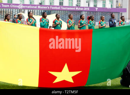 Wuhan, Hubei Provinz Chinas. 4 Apr, 2019. Spieler von Kamerun singen die Nationalhymne vor dem Spiel zwischen Kamerun und Kroatien im Jahr 2019 den Internationalen Frauentag Fußball Turnier in Wuhan, Zentralchina Provinz Hubei, 4. April 2019. Credit: Ding Xu/Xinhua/Alamy leben Nachrichten Stockfoto