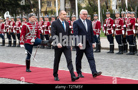 Sofia, Bulgarien. 04 Apr, 2019. Präsident Frank-Walter Steinmeier (r) ist mit militärischen Ehren durch Pansen Radew, Präsident von Bulgarien begrüßt. Präsident Steinmeier ist zu einem zweitaegigen Besuch in Bulgarien. Quelle: Bernd von Jutrczenka/dpa/Alamy leben Nachrichten Stockfoto