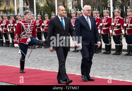 Sofia, Bulgarien. 04 Apr, 2019. Präsident Frank-Walter Steinmeier (r) ist mit militärischen Ehren durch Pansen Radew, Präsident von Bulgarien begrüßt. Präsident Steinmeier ist zu einem zweitaegigen Besuch in Bulgarien. Quelle: Bernd von Jutrczenka/dpa/Alamy leben Nachrichten Stockfoto