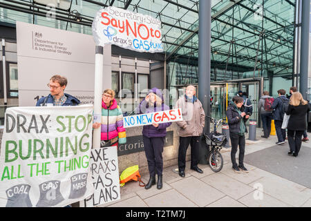 London, Großbritannien. 4. April 2019. BiofuelWatch Hand in von 96.000 Signatur Petition an den Staatssekretär für BEIS (Wirtschaft, Energie und Industrie Strategie) "Verweigern" für von Drax plant der größte Gas Power Station im Vereinigten Königreich zu errichten. Sie behaupten, dass Drax ist der größte CO2-Emittent und Kohlekraftwerk in Großbritannien, dem größten Brenner aus Holz für Strom. Im Jahr 2018 mehr als 13 Millionen Tonnen CO2 aus der Verbrennung von Biomasse freigesetzt. Credit: Guy Bell/Alamy leben Nachrichten Stockfoto