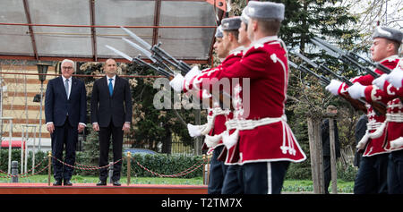 Sofia, Bulgarien. 04 Apr, 2019. Präsident Frank-Walter Steinmeier (l) ist mit militärischen Ehren durch Pansen Radew, Präsident von Bulgarien begrüßt. Präsident Steinmeier ist zu einem zweitaegigen Besuch in Bulgarien. Quelle: Bernd von Jutrczenka/dpa/Alamy leben Nachrichten Stockfoto