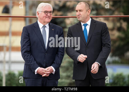 Sofia, Bulgarien. 04 Apr, 2019. Präsident Frank-Walter Steinmeier (l) ist mit militärischen Ehren durch Pansen Radew, Präsident von Bulgarien begrüßt. Präsident Steinmeier ist zu einem zweitaegigen Besuch in Bulgarien. Quelle: Bernd von Jutrczenka/dpa/Alamy leben Nachrichten Stockfoto