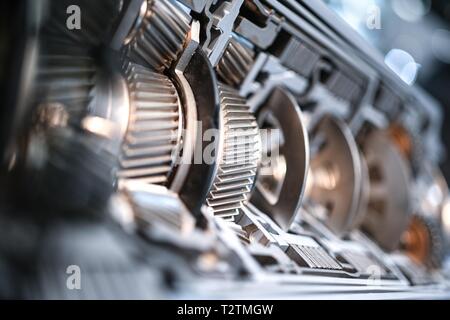 Friedrichshafen, Deutschland. 04 Apr, 2019. Ein 8-Gang-Hybridgetriebe ist auf Anzeige an der ZF-Forum Ausstellung. Credit: Felix Kästle/dpa/Alamy leben Nachrichten Stockfoto