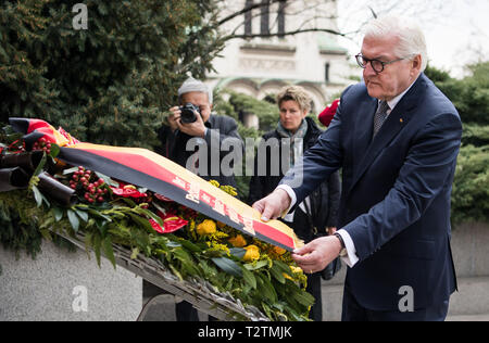 Sofia, Bulgarien. 04 Apr, 2019. Bundespräsident Dr. Frank-Walter Steinmeier legt einen Kranz am Denkmal des unbekannten Soldaten. Präsident Steinmeier ist zu einem zweitaegigen Besuch in Bulgarien. Quelle: Bernd von Jutrczenka/dpa/Alamy leben Nachrichten Stockfoto