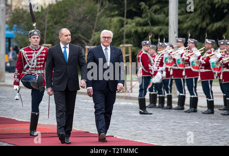 Sofia, Bulgarien. 04 Apr, 2019. Präsident Frank-Walter Steinmeier (r) ist mit militärischen Ehren durch Pansen Radew, Präsident von Bulgarien begrüßt. Präsident Steinmeier ist zu einem zweitaegigen Besuch in Bulgarien. Quelle: Bernd von Jutrczenka/dpa/Alamy leben Nachrichten Stockfoto