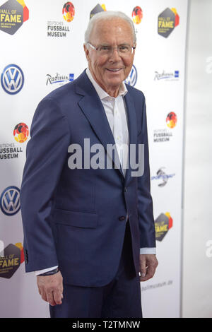 Dortmund, Deutschland. 01 Apr, 2019. Franz Beckenbauer, halb Bild, halb Abbildung, Hochformat, roten Teppich vor der Preisverleihung für die Eröffnung der Hall of Fame des deutschen Fuvuball am 01.04.2019 in Dortmund/Deutschland. € | Nutzung der weltweiten Kredit: dpa/Alamy leben Nachrichten Stockfoto