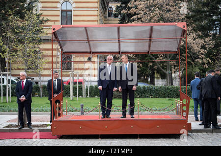 Sofia, Bulgarien. 04 Apr, 2019. Präsident Frank-Walter Steinmeier (l) ist mit militärischen Ehren durch Pansen Radew, Präsident von Bulgarien begrüßt. Präsident Steinmeier ist zu einem zweitaegigen Besuch in Bulgarien. Quelle: Bernd von Jutrczenka/dpa/Alamy leben Nachrichten Stockfoto