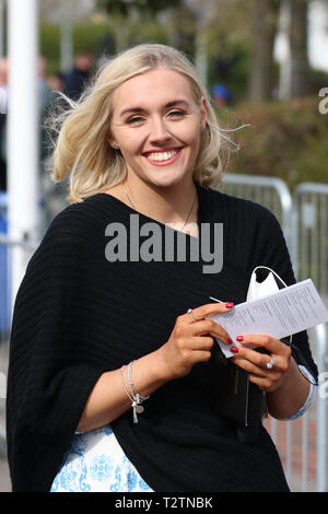 Aintree, Liverpool, Merseyside. 4. April 2019. Die berühmten Pferderennen Ereignis begrüßt Fashionistas & street style Leute auf diese sehr spezielle Parade der besten teuer weibliche Mode. Glamouröse racegoers Frauen in ausgefallenen Outfits, Damen in Figurbetonten Anzüge, blumenkleider, schön, charmant, elegant, wunderschöne, beeindruckende und wunderschöne, elegante modische Kittel, Plüsch opulente, ritzy Gönner, schöne, charmante, elegante, prächtige Hüte, Stirnbänder & Mode Putz tragen High end Couture auf National Hunt Racing Veranstaltung teil. Kredit. MWI/AlamyLiveNews Stockfoto