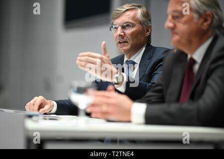 Friedrichshafen, Deutschland. 04 Apr, 2019. Wolf-Henning Scheider (l), Vorstandsvorsitzender der ZF Friedrichshafen AG, spricht am ZF-Forum während der Bilanzpressekonferenz. ZF-Finanzvorstand Konstantin Sauer sitzt in den Vordergrund. Credit: Felix Kästle/dpa/Alamy leben Nachrichten Stockfoto