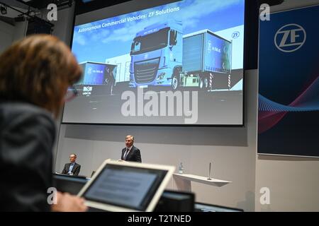 Friedrichshafen, Deutschland. 04 Apr, 2019. Wolf-Henning Scheider (Mitte), Vorstandsvorsitzender der ZF Friedrichshafen AG, spricht am ZF-Forum während der Bilanzpressekonferenz. Credit: Felix Kästle/dpa/Alamy leben Nachrichten Stockfoto