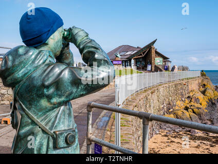 North Berwick, East Lothian, Schottland, Vereinigtes Königreich, 4. April 2019. Scottish Seabird Centre öffnet wieder nach 3-monatiger Renovierung und Sanierung. Eine lebensgroße Statue namens Watcher von Kenny Hunter zeigt ein Blick durch ein Fernglas für Vogelbeobachter außerhalb des visitor center Stockfoto