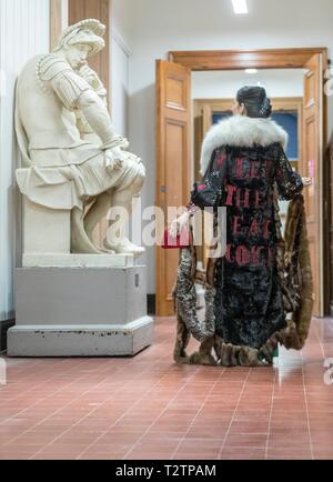 Edinburgh, Schottland, Großbritannien. 4. Apr 2019. Ikonische Zeichen von geliebten Familie Filme zum Leben als Teil einer spektakulären Präsentation der Kostüme von Studenten in Edinburgh die Hochschule der Kunst Performance Kostüm zeigen geschaffen werden. Viele Leistung kostüm Absolventen haben auf erfolgreiche Karrieren in Kino, Fernsehen und Theater gegangen. Absolventen haben auf Kinder des Blockbusters Paddington 2, Disney's Artemis Fowl und von Wes Anderson Isle von Hunden gearbeitet. Credit: Rich Dyson/Alamy leben Nachrichten Stockfoto