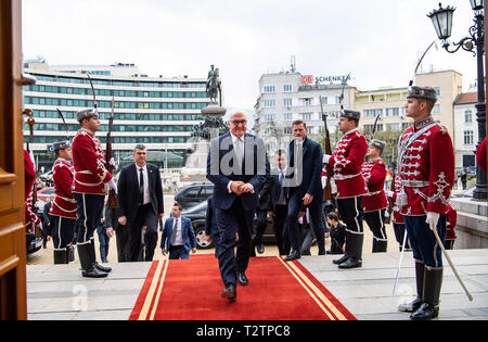 Sofia, Bulgarien. 04 Apr, 2019. Bundespräsident Dr. Frank-Walter Steinmeier kommt auf den Sitz des Bulgarischen Volksversammlungen. Präsident Steinmeier ist zu einem zweitaegigen Besuch in Bulgarien. Quelle: Bernd von Jutrczenka/dpa/Alamy leben Nachrichten Stockfoto