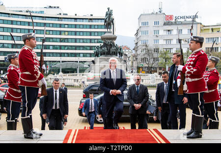 Sofia, Bulgarien. 04 Apr, 2019. Bundespräsident Dr. Frank-Walter Steinmeier kommt auf den Sitz des Bulgarischen Volksversammlungen. Präsident Steinmeier ist zu einem zweitaegigen Besuch in Bulgarien. Quelle: Bernd von Jutrczenka/dpa/Alamy leben Nachrichten Stockfoto