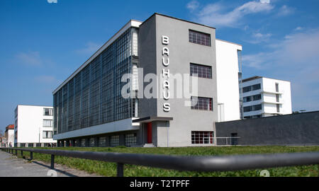 04 April 2019, Sachsen-Anhalt, Dessau-Roßlau: Blick auf die markante workshop Flügel des Bauhauses in Dessau. Wurde das Bauhaus in Weimar 1919 gegründet. Unter politischen Druck, die Universität nach Dessau im Jahre 1925 und schließlich nach Berlin im Jahr 1932. Foto: Hendrik Schmidt/dpa-Zentralbild/dpa Stockfoto