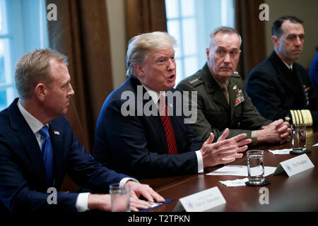 Washington, DC, USA. 03 Apr, 2019. US-Präsident Donald J. Trumpf (C), mit der amtierenden Verteidigungsminister Patrick Shanahan (L) und Vorsitzende des Generalstabs General Joseph Dunford (R), liefert Erläuterungen bei einem Briefing von hochrangigen militärischen Führer im Schaltschrank des Weißen Hauses in Washington, DC, USA, 03. April 2019. Nach dem Briefing Präsident Trumpf wird ein Abendessen für die Beamten. Credit: Shawn Thew/Pool über CNP | Verwendung der weltweiten Kredit: dpa/Alamy leben Nachrichten Stockfoto