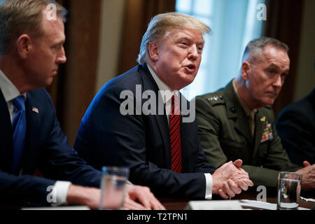 Washington, DC, USA. 03 Apr, 2019. US-Präsident Donald J. Trumpf (C), mit der amtierenden Verteidigungsminister Patrick Shanahan (L) und Vorsitzende des Generalstabs General Joseph Dunford (R), liefert Erläuterungen bei einem Briefing von hochrangigen militärischen Führer im Schaltschrank des Weißen Hauses in Washington, DC, USA, 03. April 2019. Nach dem Briefing Präsident Trumpf wird ein Abendessen für die Beamten. Credit: Shawn Thew/Pool über CNP | Verwendung der weltweiten Kredit: dpa/Alamy leben Nachrichten Stockfoto