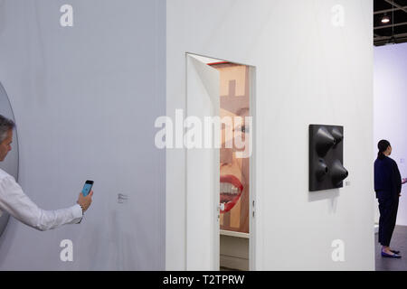 Hong Kong, Hong Kong. 28. März, 2019. Ein Mann betrachtet ein Bild von eine Kunstform auf seinem Telefon während der Vernissage. die Art Basel Hong Kong Messe statt eine private Anzeigen für Gäste vor der Eröffnung. Das 7. jährliche Art Basel in Hongkong wurde später für die Öffentlichkeit vom 29. bis 31. März, 2019 eröffnet. Credit: Stanley Leung/SOPA Images/ZUMA Draht/Alamy leben Nachrichten Stockfoto