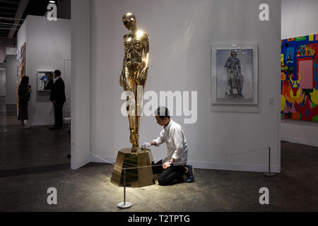 Hong Kong, Hong Kong. 28. März, 2019. Ein Arbeiter gesehen Reinigung eine Skulptur während der Vernissage. die Art Basel Hong Kong fair eine private Anzeigen für Gäste bereits vor seiner Eröffnung. Das 7. jährliche Art Basel in Hongkong wurde später für die Öffentlichkeit vom 29. bis 31. März, 2019 eröffnet. Credit: Stanley Leung/SOPA Images/ZUMA Draht/Alamy leben Nachrichten Stockfoto